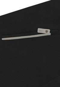 Schwarze Tasche mit einer weichen Textur, ausgestattet mit einem silbernen Akzentreißverschluss und Druckknopfverschluss. Enthält eine Außentasche mit dekorativem Rand.