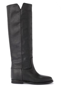 Bottes hautes en cuir noir, avec une tige droite, une légère courbure en haut et un petit talon empilé. Texture lisse avec un minimum de détails.