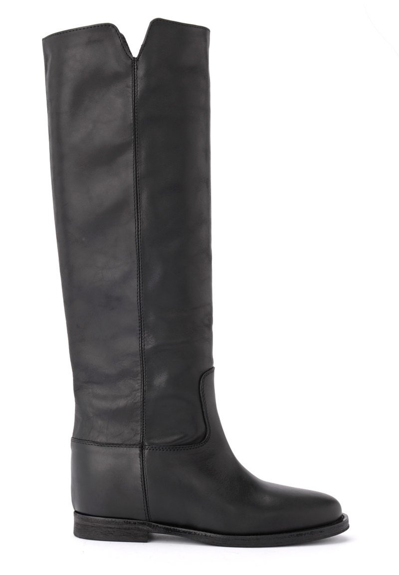 Bottes hautes en cuir noir, avec une tige droite, une légère courbure en haut et un petit talon empilé. Texture lisse avec un minimum de détails.