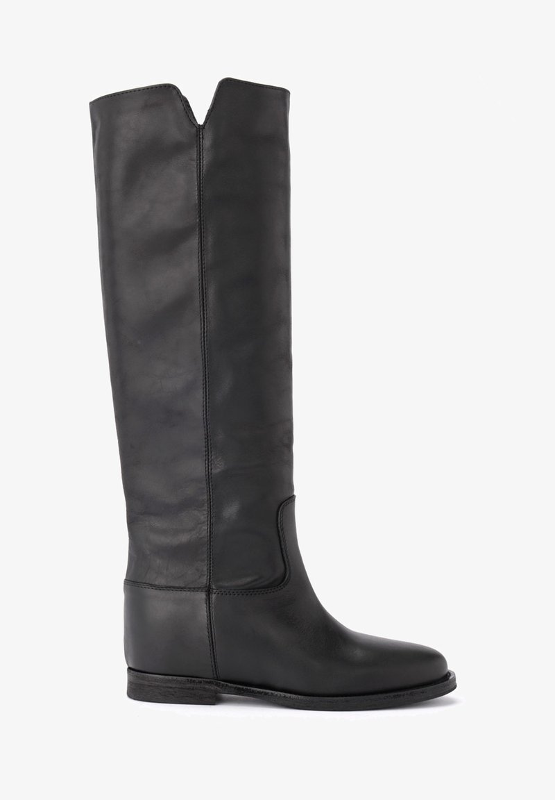 Bottes hautes en cuir noir, avec une tige droite, une légère courbure en haut et un petit talon empilé. Texture lisse avec un minimum de détails.