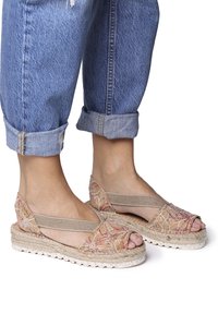 Beiga espadrillosandaler med öppen tå och elastiska remmar, med en texturerad vävd ovandel och flerfärgad blommönsterbrodyr.