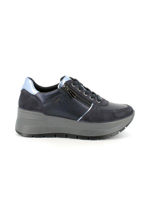 Le sneakers blu scuro presentano una tomaia in suede testurizzato, accenti sintetici lisci e una suola grigia spessa. Inclusa una cerniera laterale per un facile accesso.