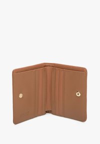 Brązowy skórzany portfel z wieloma kieszonkami na karty, zatrzaskowym zapięciem i gładką fakturą. Posiada wytłoczone logo z jednej strony.