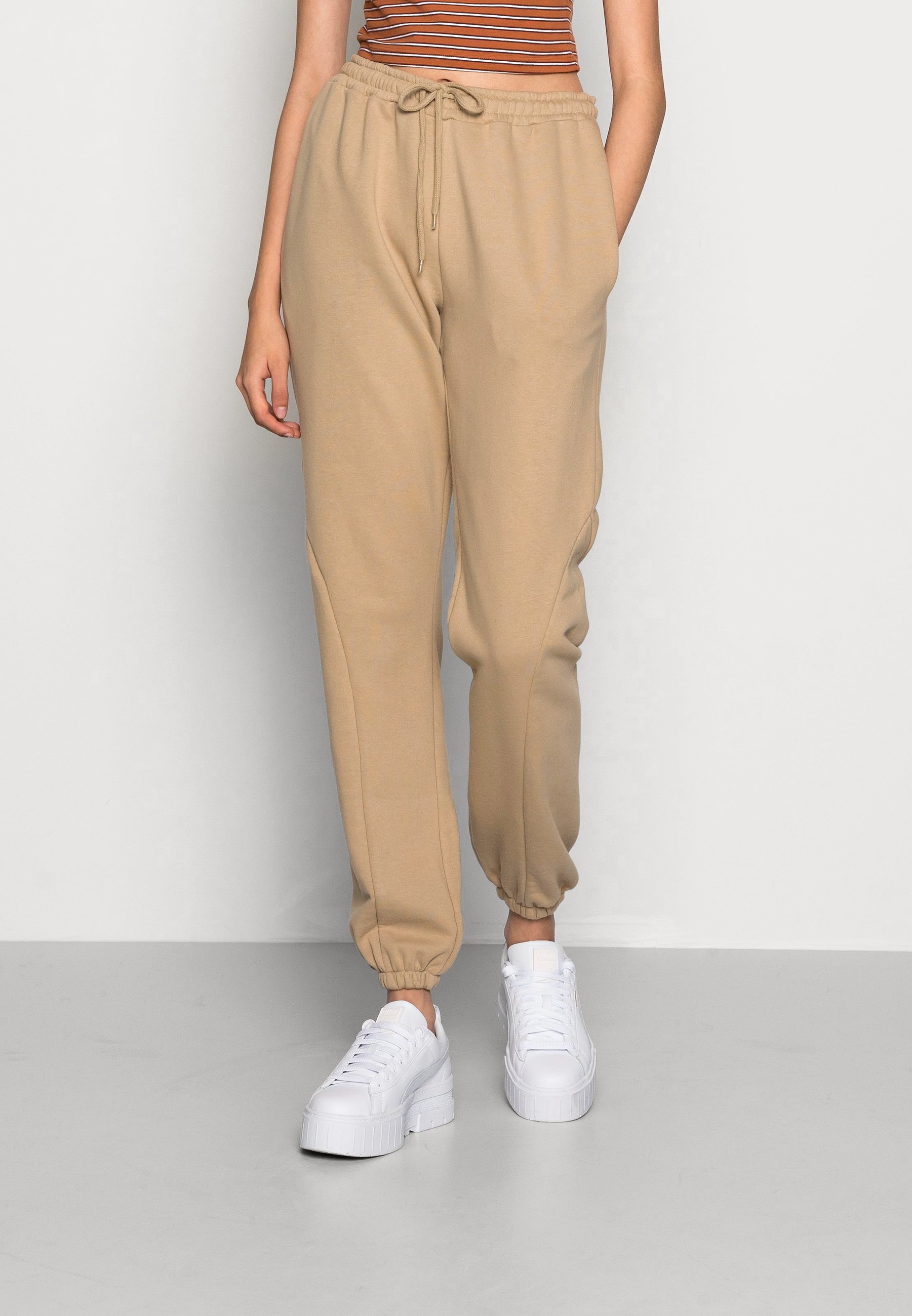 NA-KD PANTS - Tracksuit bottoms - khaki 