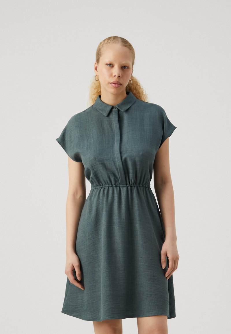 Vero Moda - VMMELONY SHORT DRESS - Blusenkleid - balsam green, Vergrößern