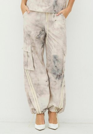 Könnyű, bézs színű batikolt cargo nadrág szürke részletekkel. Oldalzsebekkel, rugalmas mandzsettákkal és függőleges krémszínű csíkokkal az oldalán.