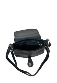 Borsa in pelle nera con chiusura a zip, tracolla regolabile e una texture liscia. Include una chiusura a pressione e un ampio interno.