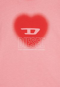 Rausvas medvilnės marškinėliai su raudonos širdies grafika ir baltais užrašais "DIESEL" bei šūkiu "KĖLIMUI Į SĖKMĘ" žemiau. Lygi tekstūra.