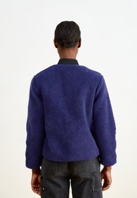 Carhartt WIP JANET LINER - Casaco polar - aura / black