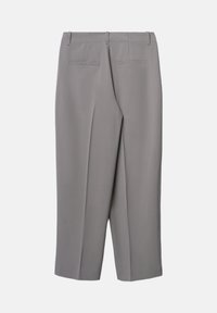 Pantalon gris ajusté avec une coupe droite, doté de deux poches arrière et d'un tissu lisse et léger.