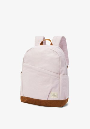 Zaino in tela rosa con fondo in suede marrone, dotato di spallacci regolabili, una tasca frontale e una toppa con il marchio sul lato inferiore.