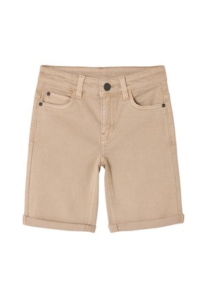 Beige Jeansshorts mit Frontknopf, Gürtelschlaufen, aufgekrempelten Säumen und Fünf-Taschen-Design, flach auf weißem Hintergrund liegend.