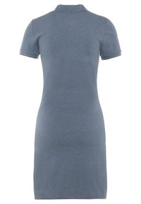 Szara sukienka polo z krótkim rękawem, kołnierzykiem i dopasowanym krojem. Gładka tekstura i długość do kolan, jednolita, bez wzorów czy ozdób.