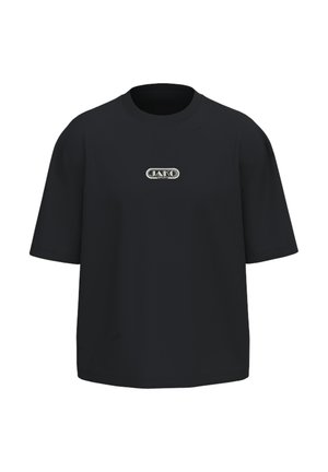 Schwarzes oversized T-Shirt mit kurzen Ärmeln, rundem Ausschnitt und kleinem weißen Logo mit der Aufschrift "JAKO SPORT" zentriert auf der Brust.