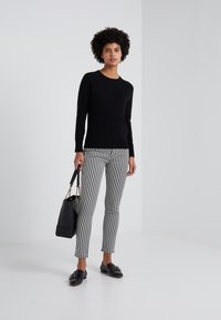 pure cashmere CLASSIC CREW NECK  - Svetrík - black