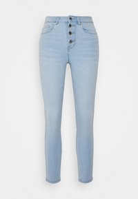 Jeans de cintura alta em azul claro com fecho frontal de cinco botões, textura clássica de denim e pernas ajustadas que terminam acima do tornozelo.