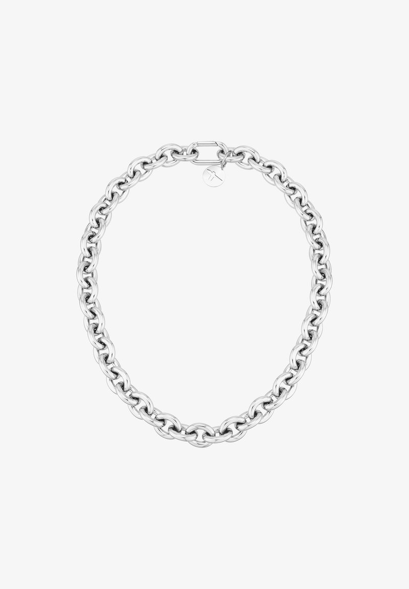 Collier chaîne argenté avec des maillons ovales entrelacés et un petit pendentif rond près du fermoir sur fond blanc.