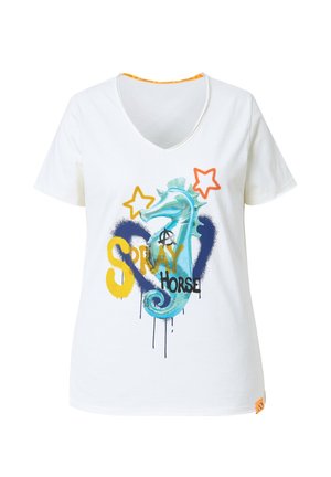 Camiseta blanca de algodón con escote en V, que presenta un diseño colorido de un caballito de mar, texto en negrita "SPRAY", estrellas y patrones de goteo en azul, amarillo y naranja.