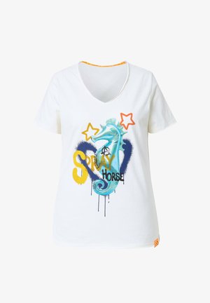 T-shirt en coton blanc avec un col en V, présentant un design de hippocampe coloré, un texte "SPRAY" en gras, des étoiles et des motifs de gouttes en bleu, jaune et orange.