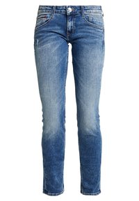 Jeans ajustados en denim azul medio con un lavado desgastado, que cuentan con cinco bolsillos, ligeras desgastes y pasadores para cinturón estándar.