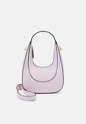 Jasnofioletowa skórzana torebka z zaokrąglonym górnym uchwytem, odpinanym paskiem, złotymi elementami i przednią kieszenią na zamek na białym tle.