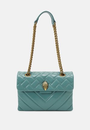 Sac à main en cuir matelassé bleu clair avec bandoulière chaîne dorée et fermoir décoratif doré en forme de main ornée.