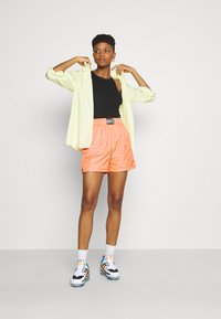 Nike Sportswear Treningo apatinė dalis - atomic orange/black
