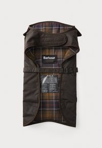 Casaco de cachorro em algodão encerado Barbour castanho, com forro em xadrez, cinto ajustável e fecho de Velcro no pesco�ço, disposto em plano sobre um fundo branco.