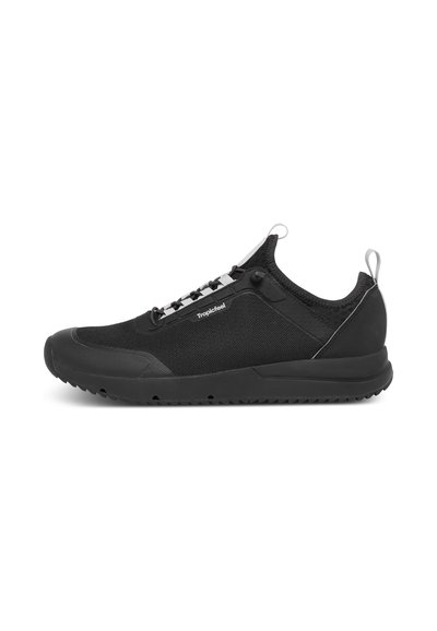 Zapatilla deportiva negra con parte superior de malla, suela de goma y cordones elásticos. Presenta una lengüeta y acentos grises en el talón.