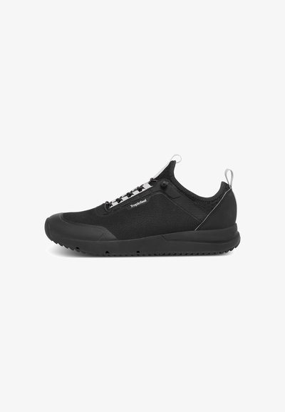 Zapatilla deportiva negra con parte superior de malla, suela de goma y cordones elásticos. Presenta una lengüeta y acentos grises en el talón.