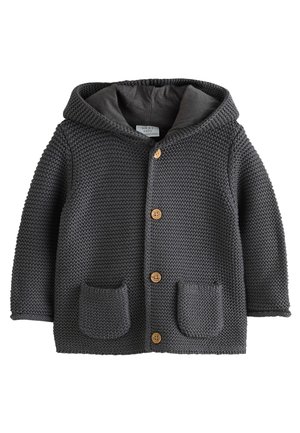 Cardigan en tricot gris foncé pour bébé avec capuche, quatre boutons en bois sur le devant et deux poches avant.