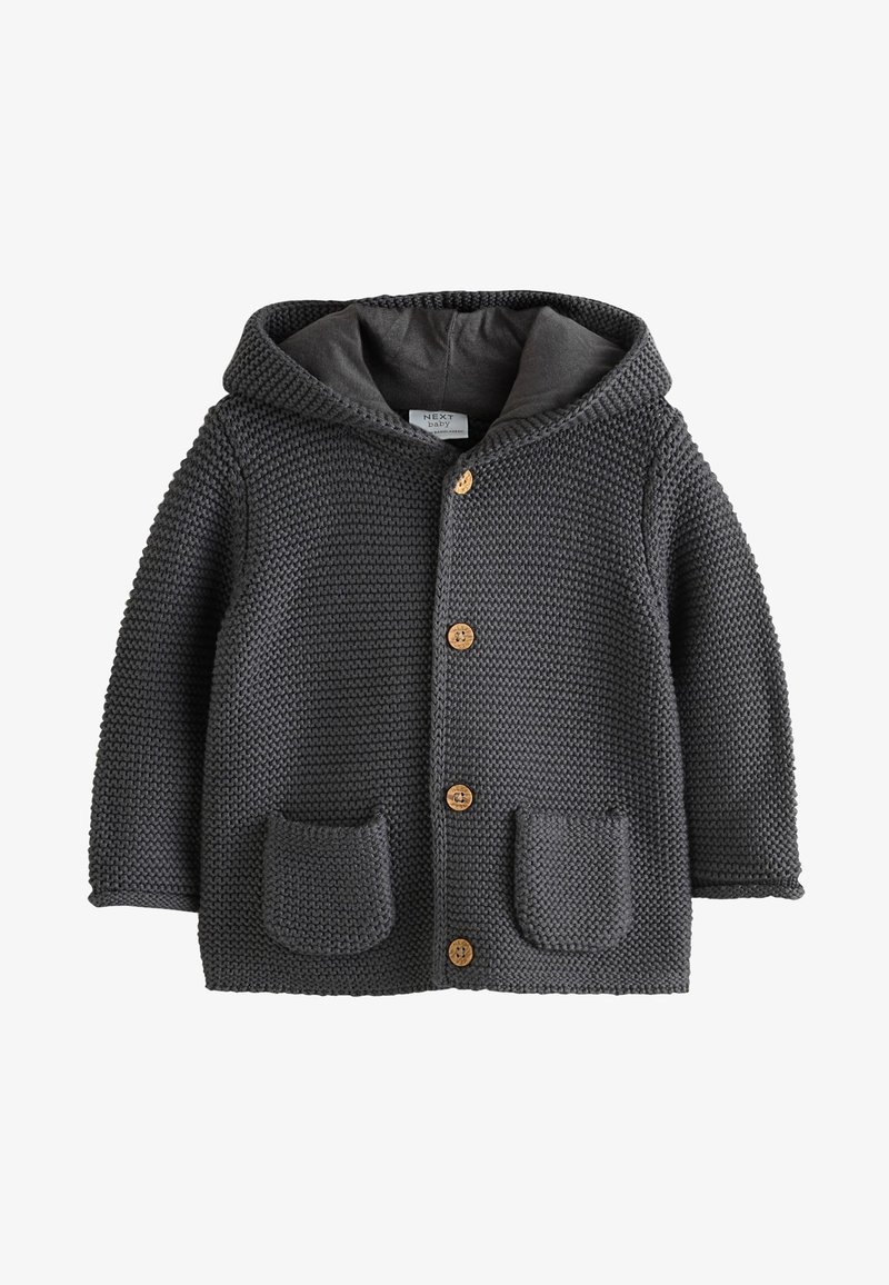 Cardigan en tricot gris foncé pour bébé avec capuche, quatre boutons en bois sur le devant et deux poches avant.