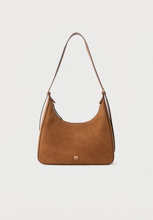 Pruun seemisnahast õlakott, millel on üks reguleeritav rihm ja väike kuldne embleem alumise keskosa juures.