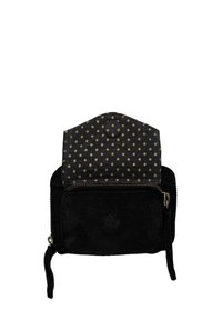 Portefeuille en daim noir avec un rabat orné de points dorés. Dispose d'une fermeture éclair et d'une surface texturée. Forme compacte avec un lacet attaché.