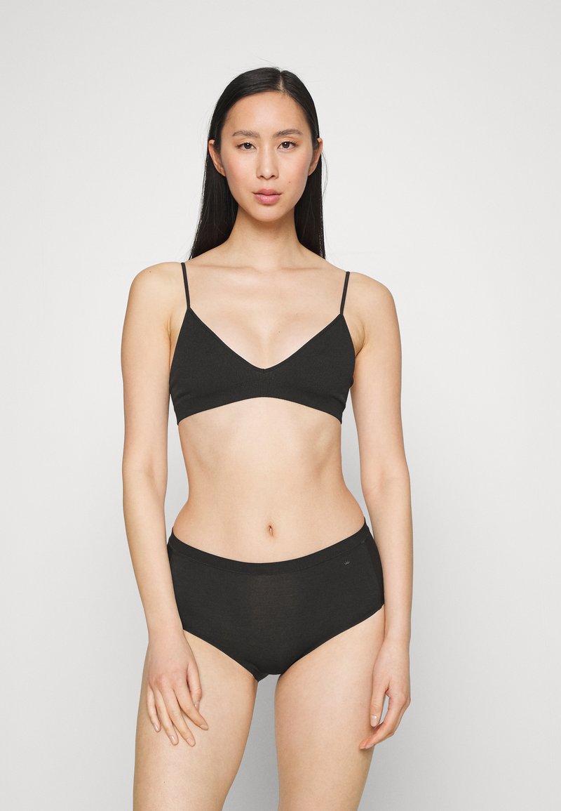 Bralette nera con spalline sottili, design a V, e culotte a vita alta coordinate. Tessuto morbido, stile minimalista, nessun motivo visibile.