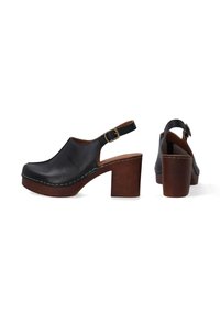 Schwarze Slingback-Clogs aus Leder mit einem klobigen braunen Holzblockabsatz und verstellbarem Schnallenriemen, dargestellt aus Seiten- und Rückansichten.