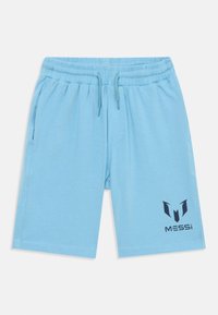 Shorts bleu clair en tissu doux, avec une taille élastique munie d'un cordon de serrage et un logo bleu marine sur le bas à gauche.