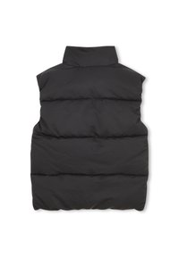 Μαύρο μπουφάν χωρίς μανίκια, με ψηλό γιακά, οριζόντιο καπιτονέ σχέδιο και απαλή, λεία υφή υφάσματος.