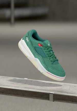 JORDAN FLIGHT COURT - Sneaker low - malachite/sail/infrared/muslin