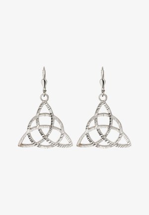 Ohrringe in silberfarbener Ausführung mit einem dreieckigen Design, das aus verflochtenen Schlaufen und einer strukturierten Oberfläche besteht. Sie sind mit Hebelverschluss gesichert.