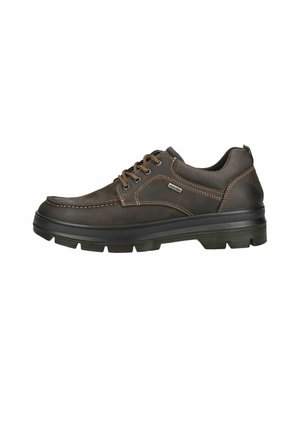 Dunkelbrauner Ledercasualschuh mit dicker schwarzer Gummisohle, Schnürverschluss und Kontrastnähten auf weißem Hintergrund.