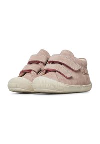 Scarpe per bambini in suede rosa con due cinturini regolabili a strappo, suola in gomma beige e punta testurizzata per maggiore stabilità.