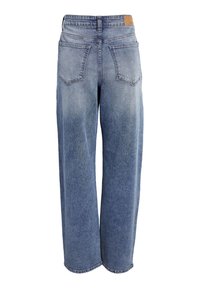 Φαρδιές μπλε τζιν παντελόνες με ξεθωριασμένη υφή, σχέδιο πέντε τσέπες και καφέ δερμάτινη μπάντα στη μέση.