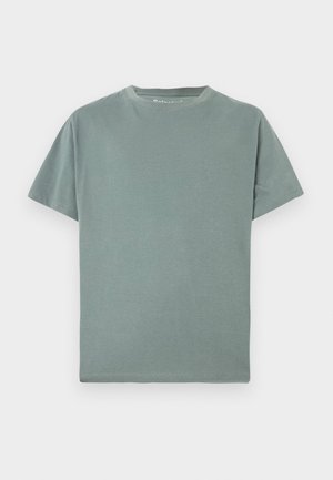 Roheline ümmarguse kaelusega T-särk, valmistatud pehmest puuvillast. Lühikesed varrukad, vaba istuvusega ja korralike õmblustega ääres. Minimalistlik disain ilma mustriteta.