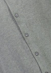 Grauer Cardigan-Pullover mit feiner Strickstruktur, V-Ausschnitt und vier runden Knöpfen auf der Vorderseite zum Schließen.