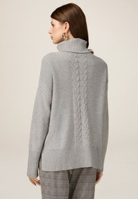 Oltre DOLCEVITA CON DETTAGLIO TRECCE - Trui - grigio