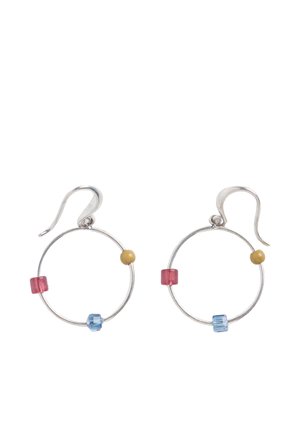 Boucles d'oreilles à anneau en argent avec perles rouges, jaunes et bleues, dotées de crochets courbes simples pour oreilles percées, sur fond blanc.