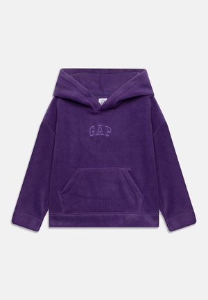 Sweat à capuche en polaire violet avec poche kangourou sur le devant et logo GAP embossé sur la poitrine, manches longues et grande capuche.