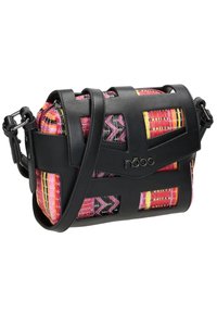 Borsa nera con motivo geometrico, realizzata con un corpo in tessuto intrecciato rosa e arancione. Caratterizzata da una tracolla rimovibile e un logo metallico.