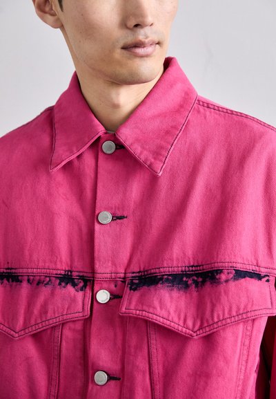 Études LOOSE JACKET - Denimová bunda - fuchsia